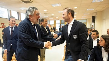 El secretario de Estado para el Deporte y presidente del CSD José Manuel Rodríguez Uribes saluda a Alejandro Valverde en su presentación como nuevo seleccionador nacional de ciclismo.