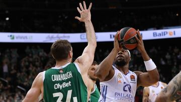 Yabusele, ante Cavanaugh en el Zalgiris-Madrid.