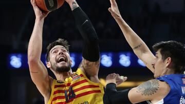 Istanbul (Turkey), 18/01/2024.- Derek Willis (R) of Anadolu Efes in action against Willy Hernangomez (L) of Barcelona during the Euroleague basketball match between Anadolu Efes and Barcelona in Istanbul, Turkey, 18 January 2024. (Baloncesto, Euroliga, Turquía, Estanbul) EFE/EPA/ERDEM SAHIN
