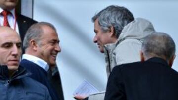 Mourinho y Terim en el palco.