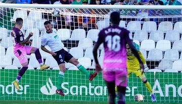 Rubén Castro, del Málaga, y Pol Moreno, del Racing.