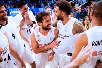 Los jugadores del Real Madrid celebran la victoria por 73-80 ante el Baskonia. 