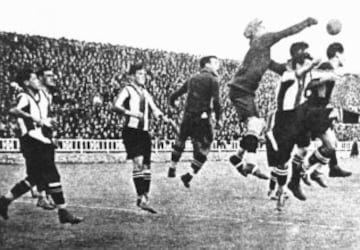 Cuando Ricardo Zamora nació, el fútbol aún daba sus primeros pasos en España. En 1916, con quince años, fichó por el RCD Español, club donde se formó como jugador y disputó sus primeros partidos.