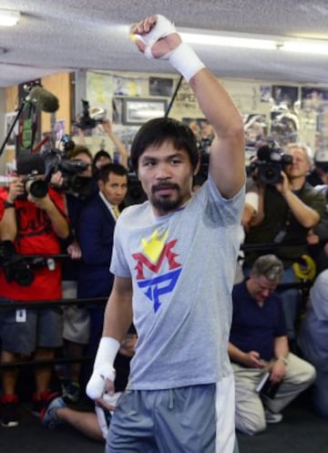 El boxeador filipino y campeón mundial en ocho divisiones Manny Pacquiao entrena frente periodistas, en el club de boxeo Wild Card, en Hollywood, California (EE.UU.). Pacquiao se enfrentará a Floyd Mayweather Jr. en una pelea por el título mundial unificado peso welter, en Las Vegas, el próximo 2 de mayo.