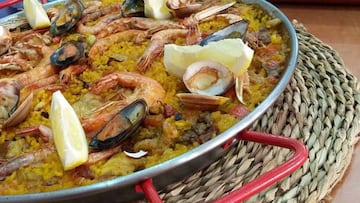 Una paella de marisco, una delicia en la mesa