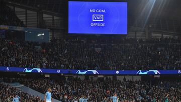 La tecnolog&iacute;a del VAR durante un partido del Manchester City.