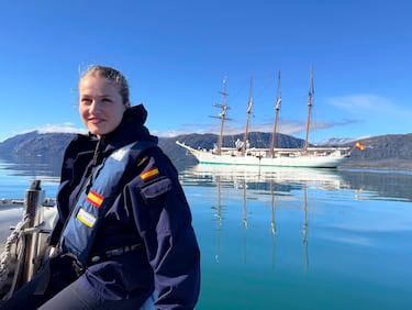 La Princesa Leonor posa delante del buque escuela Juan Sebastián de Elcano.