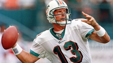 El mariscal de campo sostuvo la marca de más pases de anotación (420) por 8 años, hasta que Brett Favre estableció un nuevo récord en 2007 con los Packers.