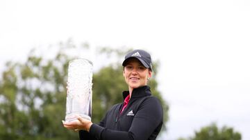 La golfista sueca Linn Grant posa con el trofeo de campeona del Volvo Car Scandinavian Mixed Hosted by Henrik & Annika del European Tour en el Halmstad Golf Club de Halmstad, Suecia.