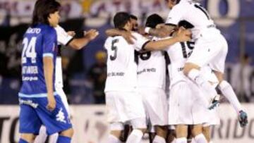 Los jugadores del Olimpia de Paraguay, celebran un gol, ante el Tigre de Argentina, durante el partido de octavos de final de la Copa Libertadores.