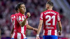 Luis Su&aacute;rez celebra un gol junto a Carrasco.