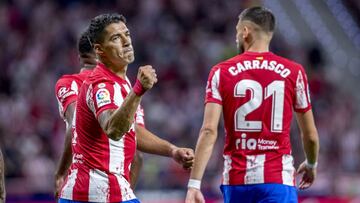 Luis Su&aacute;rez celebra un gol junto a Carrasco.