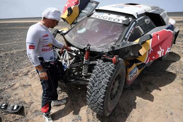 En la etapa 9, Sebastien Loeb y Daniel Elena han perdido toda opci車n de victoria. Rompieron en frontal de su coche al no ver un agujero. Perdieron m芍s de siete horas en la clasificaci車n general.