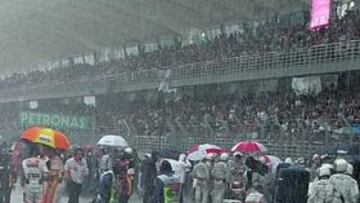 <b>TORRENCIAL. </b>Con la carrera ya detenida y los monoplazas en la parrilla, éste era el dantesco panorama.
