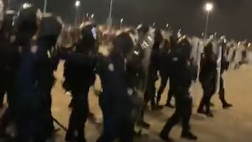 El lío tremendo en el Wanda que acaba en duras cargas policiales