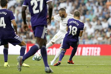 El jugador del Real Madrid, Benzema, marca el 1-0 al Real Valladolid.