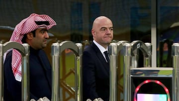 FIFA president Gianni Infantino (C) and Kuwait's Minister of Youth Affairs Khaled Al-Rawdhan (C-L) speak with Kuwaiti youth during a tour of the Sheikh Jaber Al-Ahmad International Stadium in Kuwait City on December 6, 2017. / AFP PHOTO / Yasser Al-Z