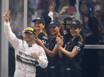 El piloto británico de Mercedes-AMG Lewis Hamilton gana el GP de Abu Dhabi en el circuito de Yas Marina y se proclama por segunda vez  campeón del mundo de Fórmula Uno.