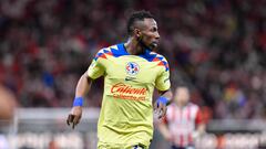 Julián Quiñones durante un partido con el América.