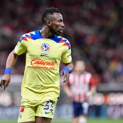 La afición de Chivas reincidió en el racismo contra Julián Quiñones