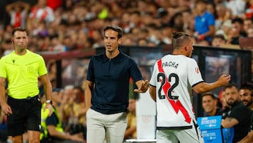MADRID, 27/08/2024.- El entrenador del Rayo Iñigo Pérez (c) durante el partido de la tercera jornada de Liga en Primera División que Rayo Vallecano y FC Barcelona disputan este martes en el estadio de Vallecas, en Madrid. EFE/Mariscal