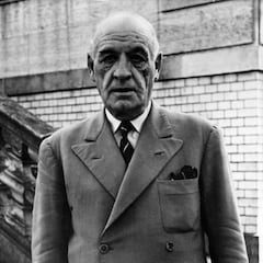 José Ortega y Gasset, filósofo español: “Ser libre significa carecer de identidad constitutiva; no se es, sino que se va siendo”