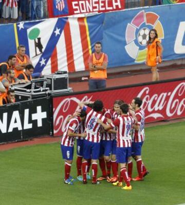 Liga Bbva. Atlético de Madrid - Rayo Vallecano. 5-0. Raúl García celebra el quinto gol con sus compañeros.