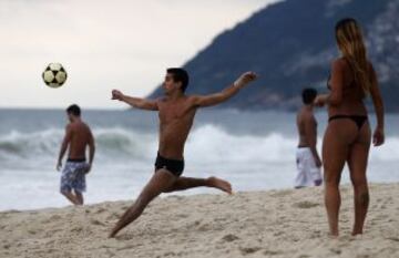 Gente jugando al fútbol en las playas de Ipanema.