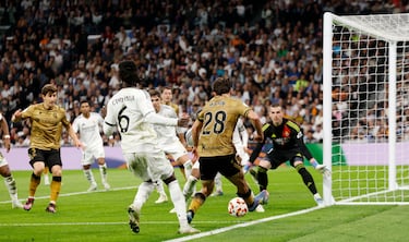 1-2. Pablo Marín se va de Eduardo Camavinga, sobre la línea de fondo, pone el pase atrás y David Alaba desvia el balón hacia su propia portería para batir a Andriy Lunin.