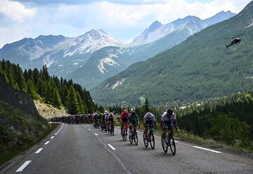 El pelotón durante la duodécima etapa del Tour de Francia 2022.