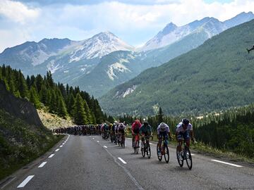 El pelotón durante la duodécima etapa del Tour de Francia 2022.