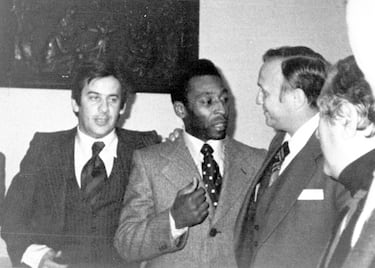 Santamaría charla amigablemente con el mítico futbolista brasileño Pelé. 