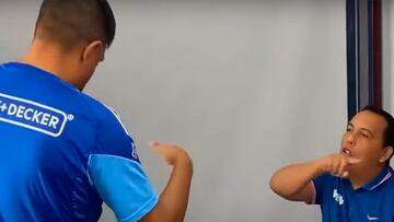 César Farías se encara con un periodista luego de la rueda de prensa de Junior.