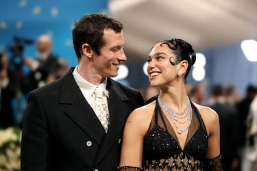  Recientemente hicieron su debut en la alfombra roja juntos en la Gala del Met 2025. Durante el evento, se mostraron muy cariñosos y perfectamente coordinados en sus atuendos.

Además, hay rumores de que Dua Lipa y Callum Turner están comprometidos, ya que la cantante ha sido vista en varias ocasiones luciendo un anillo de diamantes en su mano izquierda. Aunque no han confirmado oficialmente el compromiso, fuentes cercanas aseguran que están muy enamorados y han dado pasos importantes en su relación, como conocer a las familias del otro.