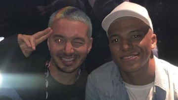 J Balvin, reggaetonero colombiano con Kylian Mbappé, futbolista francés.