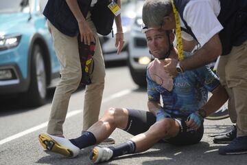 El ciclista nacido en la Isla de Man ha abandonado el Tour de Francia tras romperse la clavícula en una durísima caída durante la octava etapa. A 63 km de meta, y cuando iba a 44,9 km/h, el británico se fue al suelo y tuvo que abandonar.