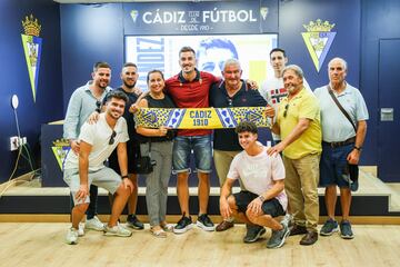 Javi Hernández, con su familia.