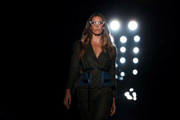 La nadadora Ona Carbonell, luce una de las creaciones de la firma Antonio Mir¨®, durante su desfile en la segunda jornada de la pasarela de moda 080 Barcelona Fashion.