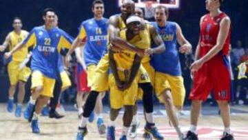 Los jugadores del Maccabi Electra de Tel Aviv corren para felicitar a Tyrese Rice.