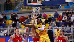 Dylan Ennis anota ante el Bourg.