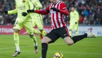 El central galo trata de sacar la bola con un zurdazo en el partido de este año contra el Barcelona en San Mamés.