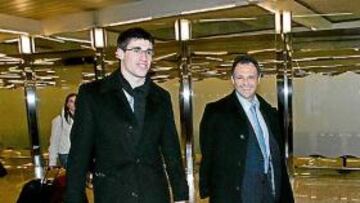 <b>ILUSIONADOS. </b>Caparrós, con Javi Martínez, a su llegada a Palma.