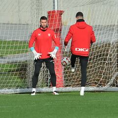 Unai Simón se pone a 200