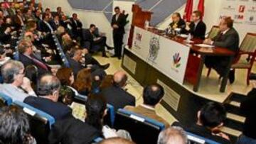 <b>LLENO A REVENTAR. </b>Alberto Ruiz-Gallardón se dirige a un auditorio que abarrató el salón de actos de la Fundación Pedro Ferrándiz en Alcobendas (Madrid).