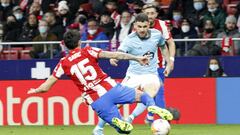 Javi Gal&aacute;n intenta superar a Stefan Savic durante el partido entre el Atl&eacute;tico de Madrid y el Celta disputado en el Wanda Metropolitano. 