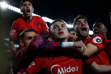 0-1. Rubn Vargas celebra el primer tanto con sus compa?eros de equipo.