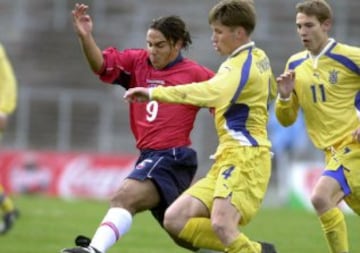 Mario Caceres dejó el Sporting Lisboa en el 2001 para jugar en Colo Colo por dos años. Luego pasó por Lobos de México, Aris de Grecia, St. Gallen de Suiza, entre otros. El 2014 dejó el fútbol después de jugar en Temuco.