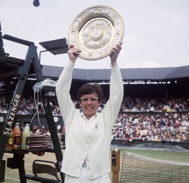 1 Open Australia, 1 Roland Garros, 6 Wimbledon y 4 US Open. La figura de la estadounidense traspasó fronteras más allá del tenis, ya que está considerada como una de las mejores deportistas de la historia. Participó activamente en la lucha por los derechos de la mujer y hasta llegó a ganar un partido en 1973 a Bobby Riggs, quien fuera número uno del mundo en los años 40.