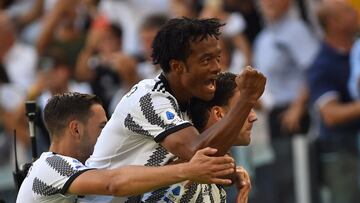 Soccer Football - Serie A - Juventus v AS Roma - Allianz Stadium, Turin, Italy - August 27, 2022 Juventus' Dusan Vlahovic celebrates scoring their first goal with Juan Cuadrado REUTERS/Massimo Pinca