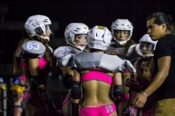 En marzo se retomó la actividad del fútbol americano en bikini en México. La novedosa actividad deportiva se juega en canchas de 50 yardas de largo por 30 yardas de ancho, con ocho jugadoras defensivas, ocho ofensivas y cuatro en reserva. Los partidos se dividen en cuatro cuartos de 15 minutos y un descanso de media hora. A diferencia del fútbol americano masculino, no hay patada de salida ni goles de campo.